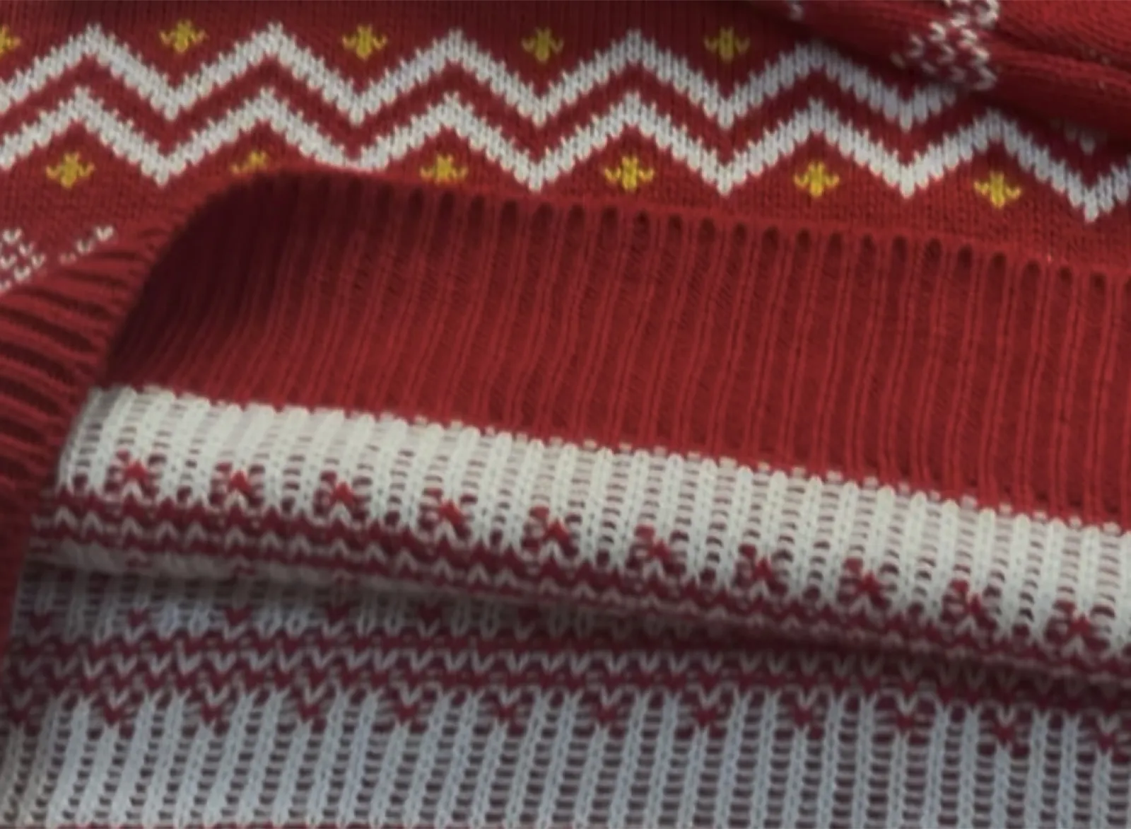 Net-back (mesh) jacquard: open mesh reverse for a light, breathable knit